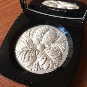 CHANEL CAMÉLIA DE PLUMES HIGHLIGHTING POWDER. New!